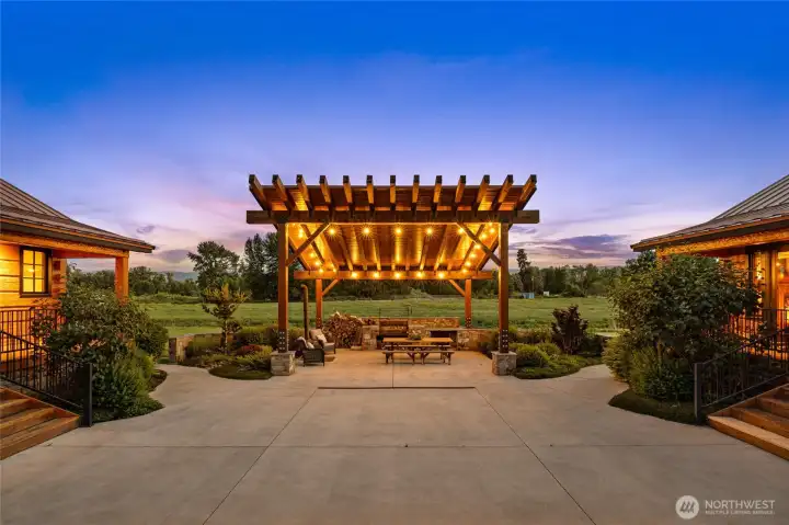 1,656+ sqft courtyard