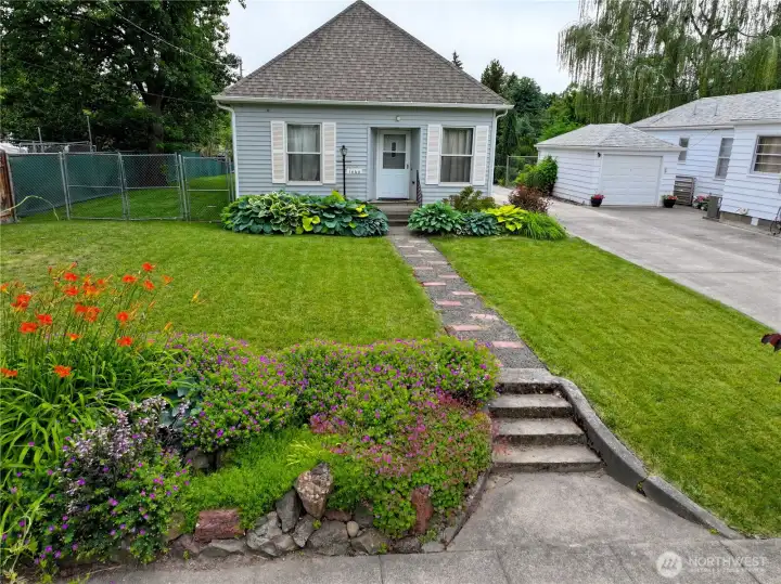Two bedroom/ One bath home on spacious lot! Two bedroom/ One bath home on spacious lot!