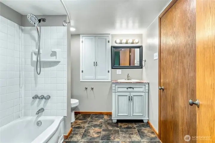Full Bathroom on the Main Full Bathroom on the Main