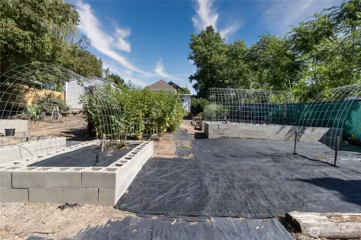 Multiple gardening areas on the spacious 0.360 ac/15,660 sf lot Multiple gardening areas on the spacious 0.360 ac/15,660 sf lot