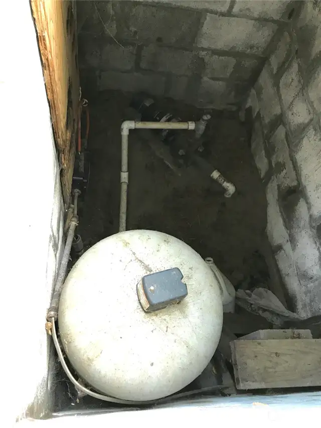 Well system with pressure tank