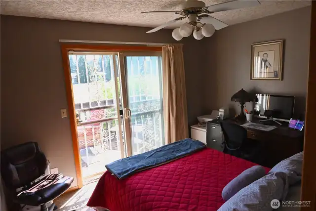 Bedroom w/deck