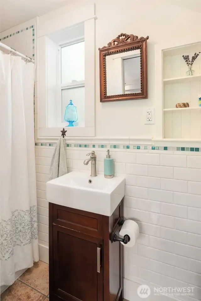cottage bathroomn
