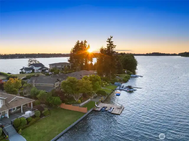 You will enjoy the most beautiful sunsets while being located at the end of Tapps Island loop w/private drive & no through traffic.