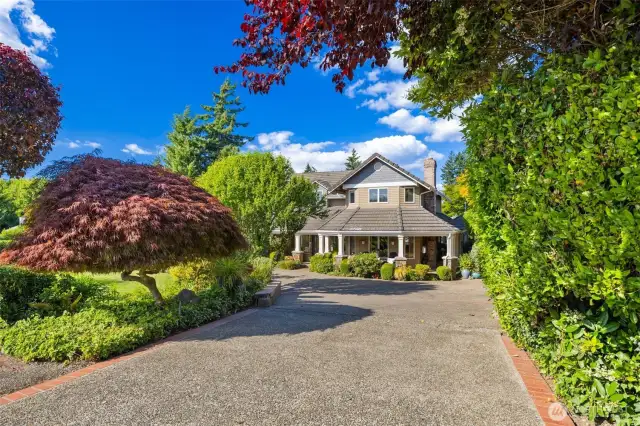 The tree-lined driveway w/lush, manicured grounds welcomes you as you enter. Step inside or stroll down to the waters edge through the gardens down the cobblestone pathways.