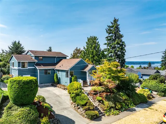 Welcome to this updated Gatewood Home!
