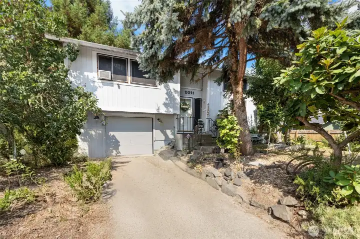 Picture has been edited to show driveway without vehicles
