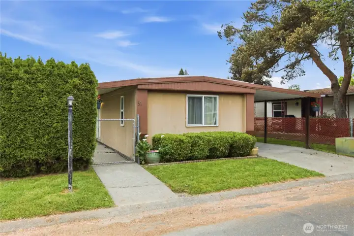 Fully fenced & gated yard, secure for pets ~