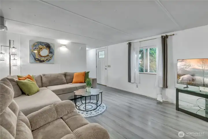 Big living room! Space for a sectional, & more~