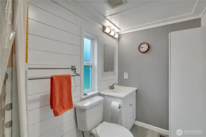 Full primary bath with shiplap walls ~
