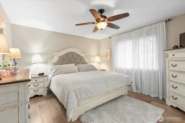 Spacious owner’s suite w/ updated flooring, soft natural light, & a calming neutral palette.