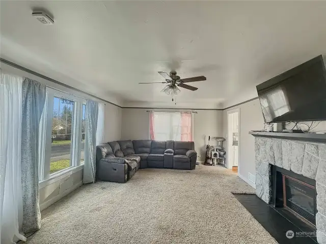 Livingroom with cozy fireplace.