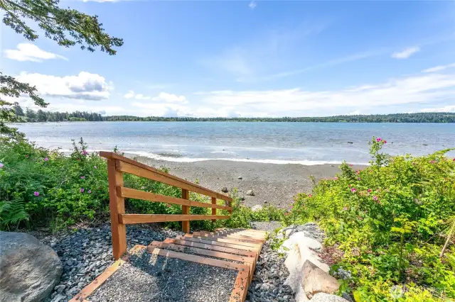 A few steps to the beach...