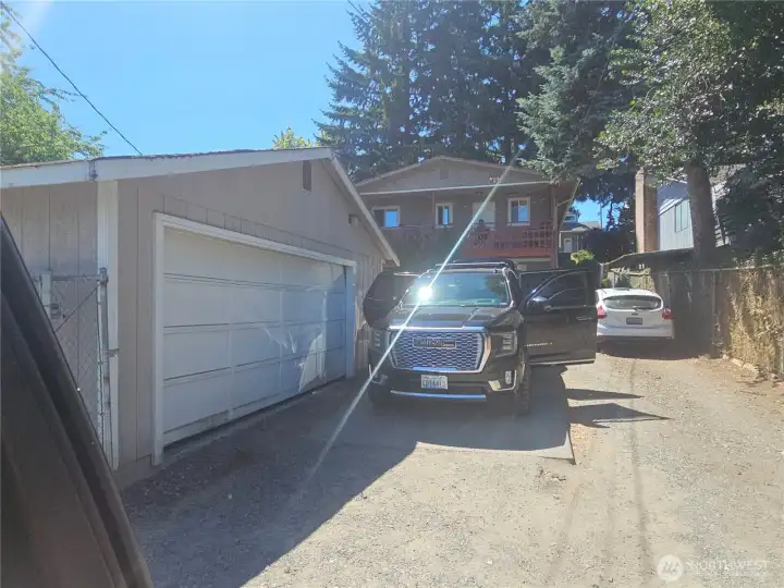 Dethatched garage for possible additional rooms