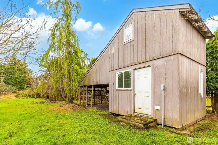 Additional space for crafting, storage, art- bring your dreams and ideas!