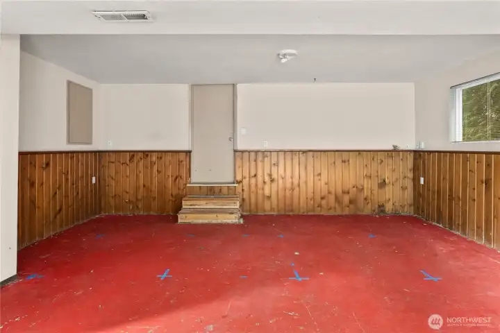 Daylight lower level leads to garage