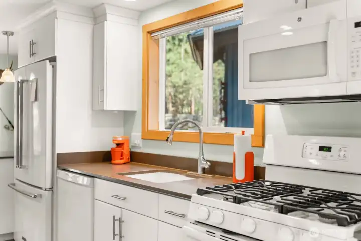 Sparkling clean eat-in Kitchen has propane Range and oven.