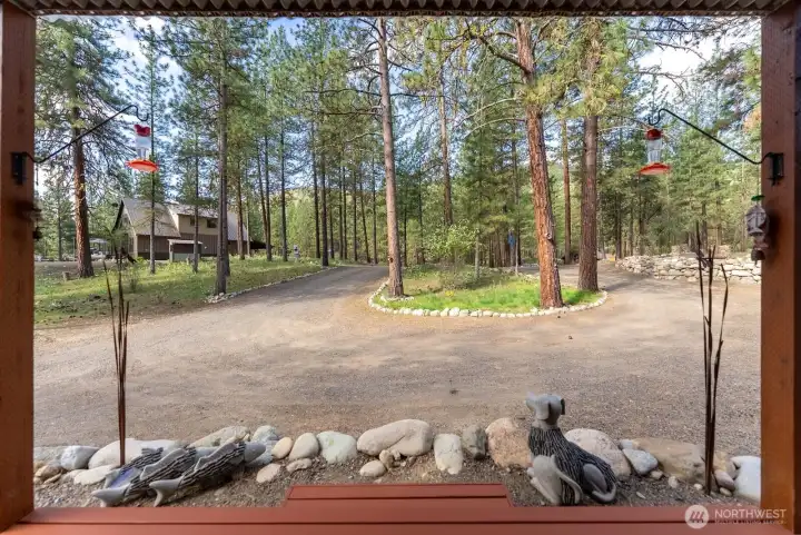 Welcome to Methow time as you come in to this cleverly designed tiny home. Everything you want and need!  Plus time to... Run, walk, Fish, Hike, Bike, Ski and ride.
