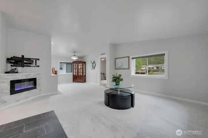 The living without staging, very spacious.