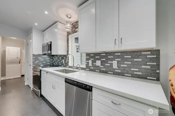 Who would not love to prepare a gourmet meal in this kitchen.