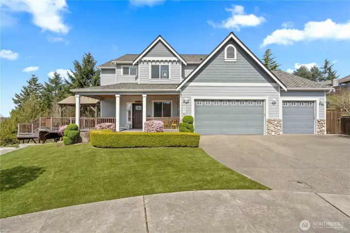 Beautiful South Hill Home! Professionally installed Turf by Top Dog Turf in 2025.