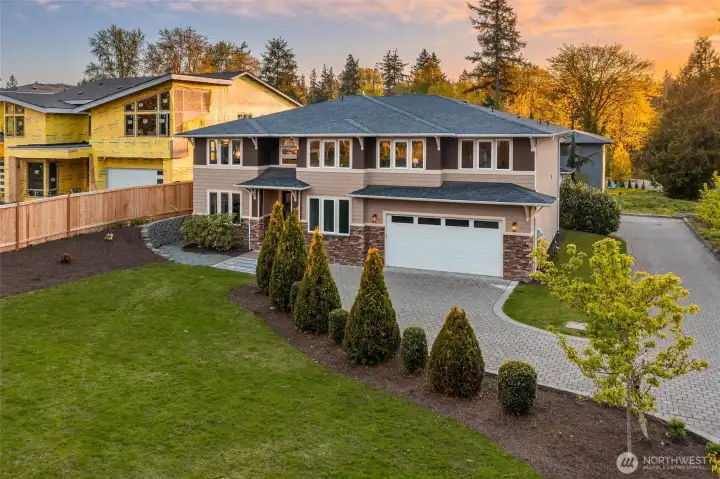 Enjoy the large front yard that has been freshly landscaped. Enjoy the large front yard that has been freshly landscaped.