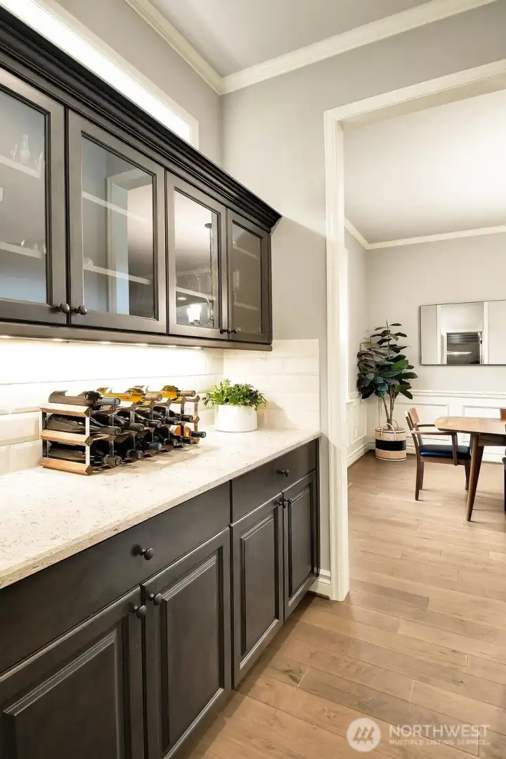 Lovely Butler Pantry with serving counter, upper and lower cabinets Lovely Butler Pantry with serving counter, upper and lower cabinets
