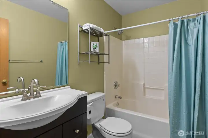 Upstairs guest bathroom, combo shower/tub Upstairs guest bathroom, combo shower/tub
