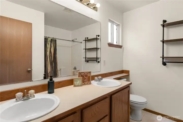Master bathroom, combo shower/tub Master bathroom, combo shower/tub