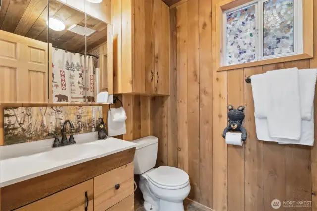 Main floor full bathroom