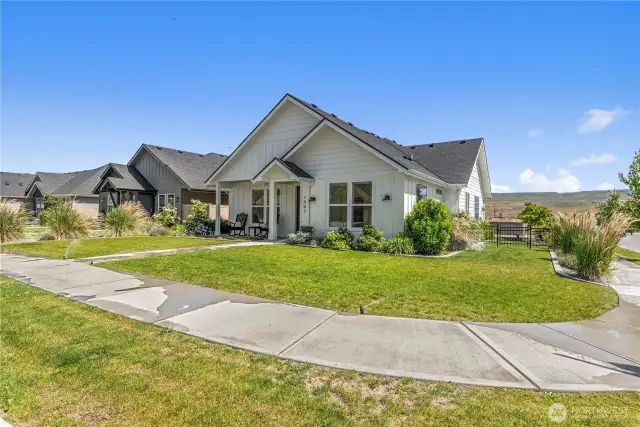 Larger Corner Lot. resh, Upgraded Cottage