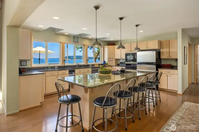 Awesome kitchen with tons of space for the chef, chef's helpers, and onlookers.
