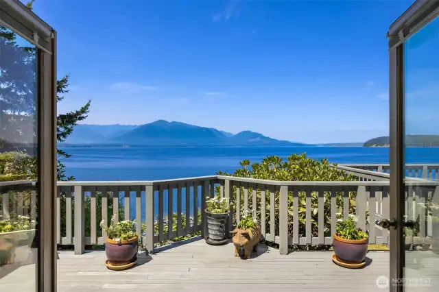 Multiple accesses to this enormous view deck.
