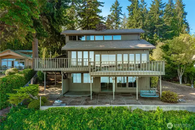 Spectacular VIEWS from this 2424 sf custom built home!