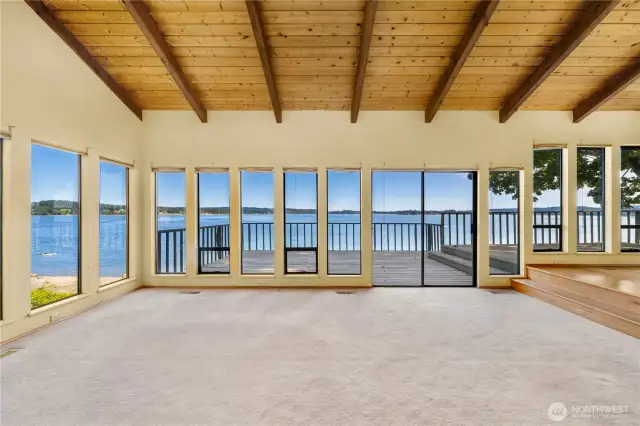 You can see the beach below thru the windows on the left. Deck is in great condition - only about 10 years old.