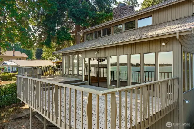 Large back deck wraps around on the left.