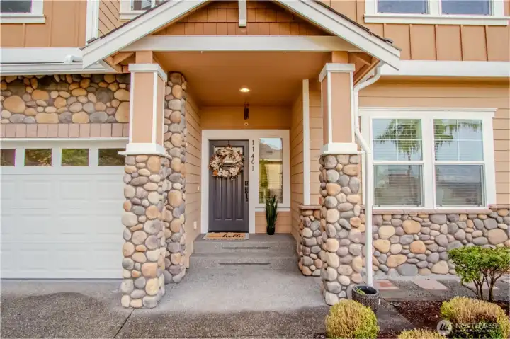 Front Porch / Entryway: