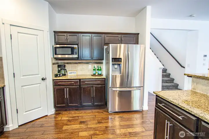 Kitchen Appliances & Coffee Bar: