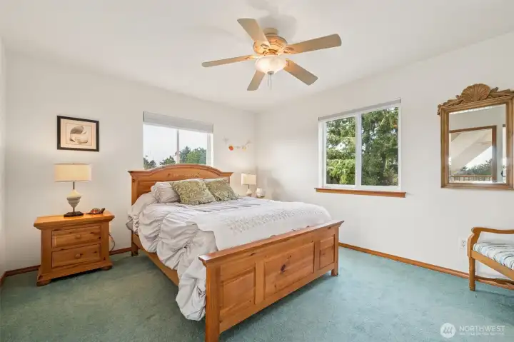 What a nice sized primary bedroom.