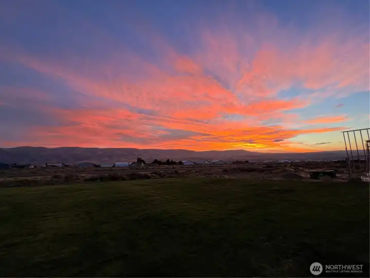 Sunset views of the Yakima Range from your property!