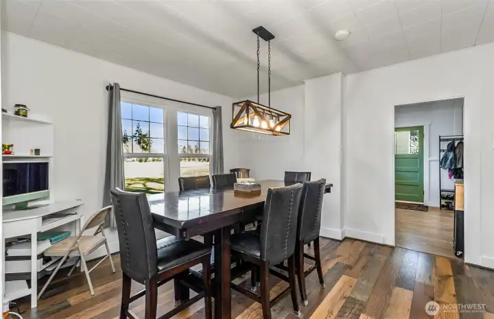 Full capacity dining area