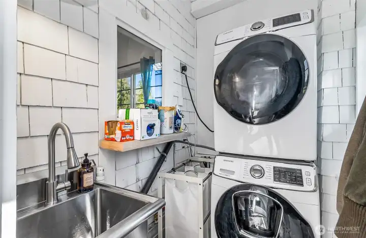 Stackable washer/dryer for space