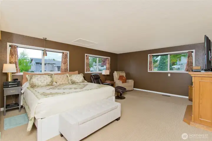 Huge primary bedroom