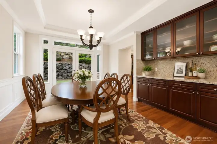 Dining buffet makes it easier to serve during dinner parties