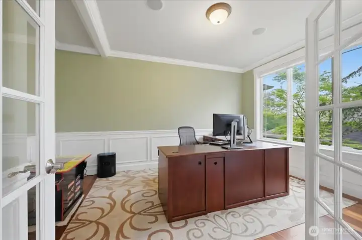sizeable private master with private doors, good for Stay at home workers