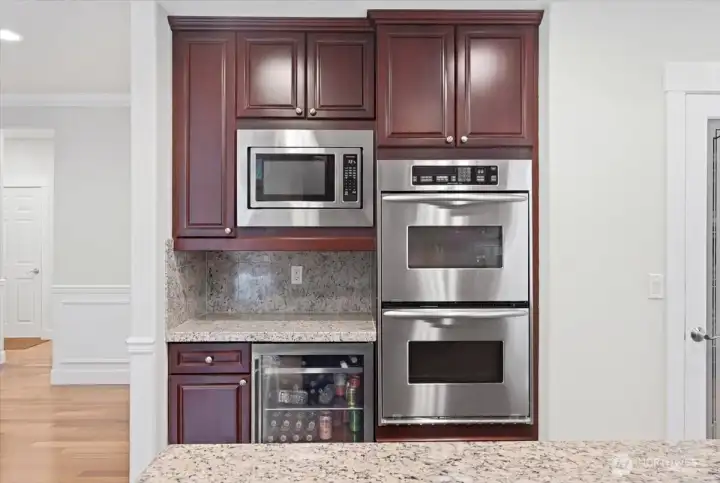 rare double ovens plus built in microwave and wine bar