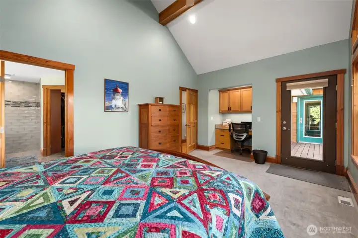 Primary bedroom on main has vaulted ceilings, room darkening shades, office nook and access to deck and hot tub. Primary bedroom on main has vaulted ceilings, room darkening shades, office nook and access to deck and hot tub.