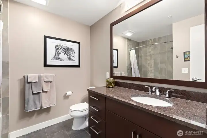 Hallway Bathroom w/Tub