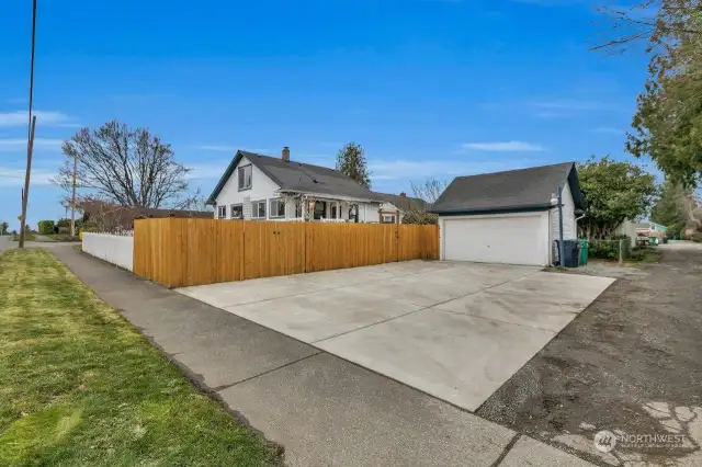 Huge driveway with room for RV parking