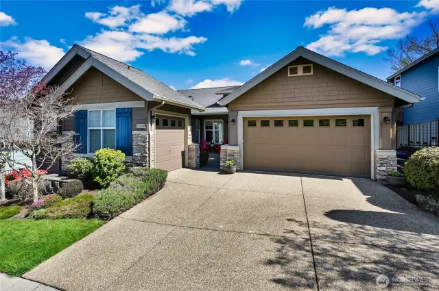 Set above the 15th green of the Redmond Ridge Golf Course is this Hemlock model home. Stunning golf course, Cascade Mountain Range and territorial views from this highly desirable floor plan.